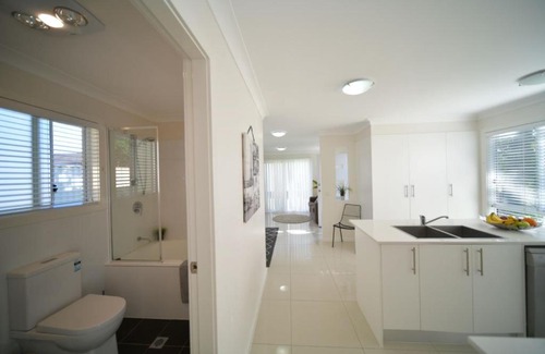 Oxley Park House | Craig's Place, 2br Short Term Accommodation - Western Sydney Area