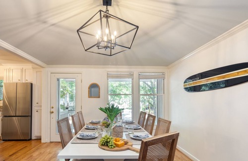 Twin Oaks House | Crawdad by AvantStay | Isle of Palms Home w/ BBQ