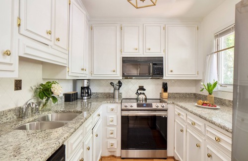 Isle of Palms Cottage | Crawdad by Avantstay Isle of Palms Home w/BBQ