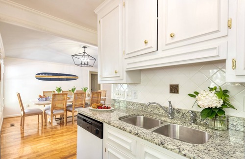 Isle of Palms Cottage | Crawdad by Avantstay Isle of Palms Home w/BBQ