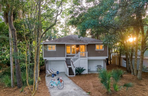 Isle of Palms Cottage | Crawdad by Avantstay Isle of Palms Home w/BBQ