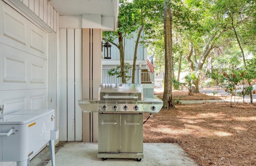 Isle of Palms Cottage | Crawdad by Avantstay Isle of Palms Home w/BBQ