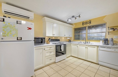 Cedar Key Cottage | Creamsicle Cottage is pet friendly and walkable to downtown & sunsets