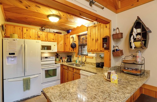 McCaysville Cabin | 'Creek Bend Escape' w/Hot Tub + River Views!