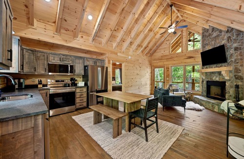 Ellijay Cabin | Creek & Cozy-Charming 2BR Creekside Cabin in Ellijay- AC, Fire Pit, Nature