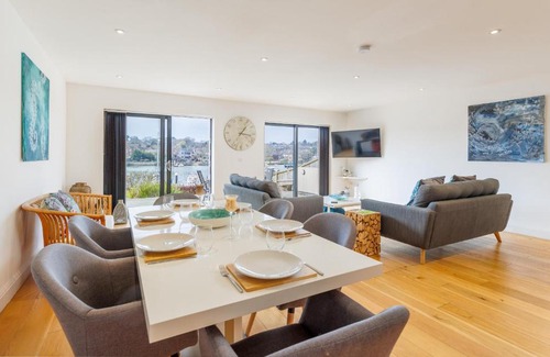 Ryde House | Creek View - A Tranquil Waterside Retreat with a Touch of Luxury and Pontoon