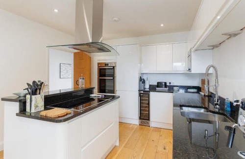 Ryde House | Creek View - A Tranquil Waterside Retreat with a Touch of Luxury and Pontoon