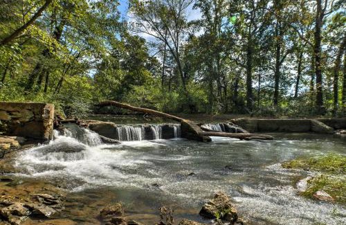 Ooltewah House | Creekfront Cabin Near Chattanooga with Hot Tub!
