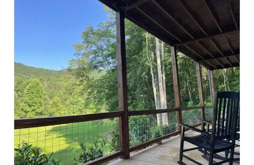 Epworth Cabin | Creekfront Cabin w/Mtn Views and Hot Tub - 15mins to Downtown Blue Ridge