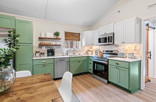 Clayton Cottage | Creekside 2 Bedroom cottage less than 1 mile from downtown Clayton.