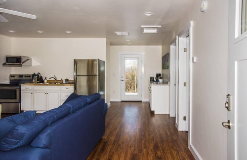 Hillside House | Creekside Bungalow-Mountain & Valley Views-Dark Sky
