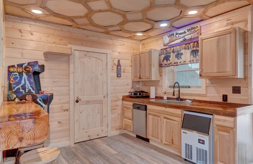 Ranger Cabin | Creekside Cabin fire pit pizza oven dogs hot tub