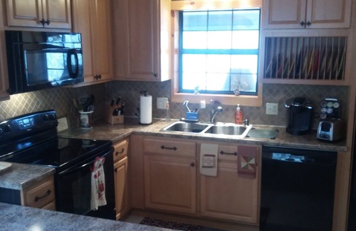 Hiawassee Cabin | Creekside Cabin-Hot Tub - Amid North Georgia Wineries