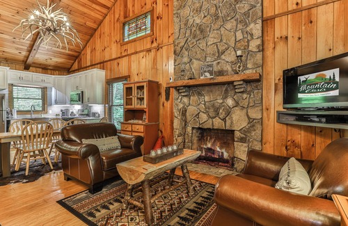 Ellijay Cabin | Creekside Fairytale on Barnes Creek - Magical, Romantic Cabin