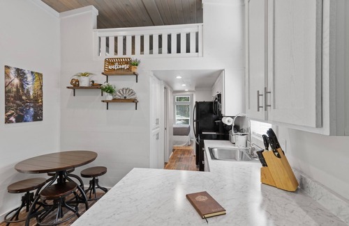 Monteagle House | Creekside Tiny house in fantastic Monteagle! Quick hike to waterfall!