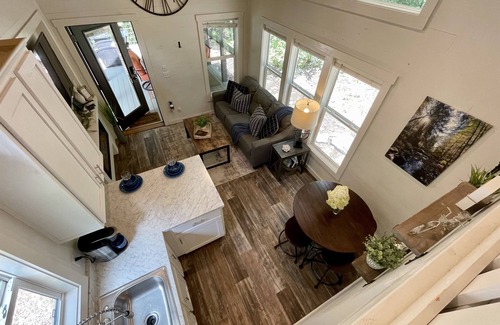 Monteagle House | Creekside Tiny house in fantastic Monteagle! Quick hike to waterfall!