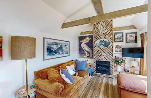 Delta House | Crescent Moon Tiny Lake House