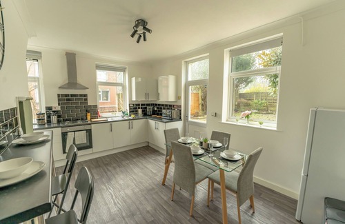 Bury House | Crew Quarters Inn - Perfect for Long Stays