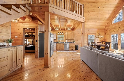 Trenton Cabin | Crossbow Cabin | Rustic Log Cabin | Hot Tub | Sleeps 10