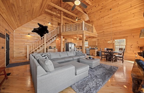 Trenton Cabin | Crossbow Cabin | Rustic Log Cabin | Hot Tub | Sleeps 10