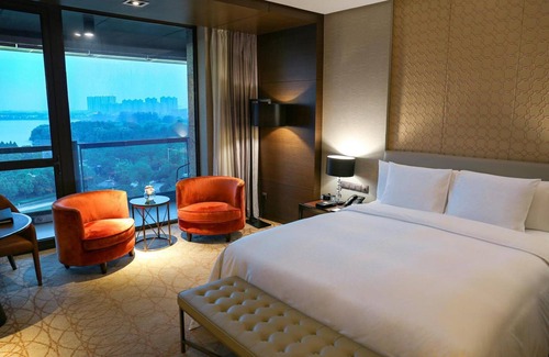 Yunlong District Hotel | Crowne Plaza Xuzhou Dalong Lake by IHG