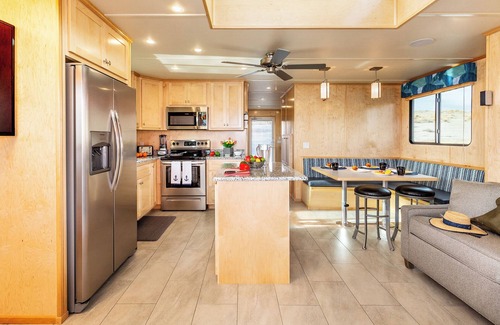 Wahweap Boat Rental | Cruise into Paradise: Lake Powell Houseboat Escape!