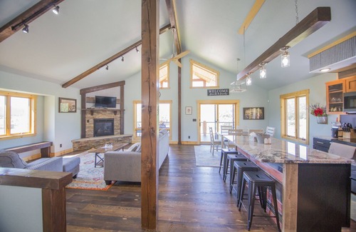 Sturgis House | Crystal clear Mountain View’s with a farmhouse chic vibe.