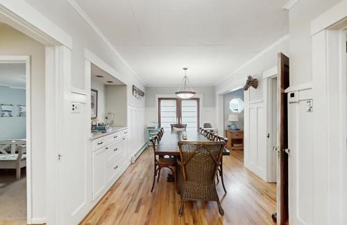 Beulah House | Crystal Lake Getaway