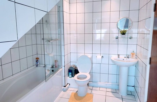 North Shields House | Crystal Suite 4 located at the Centre of North Shields a short walk to Fish Quay