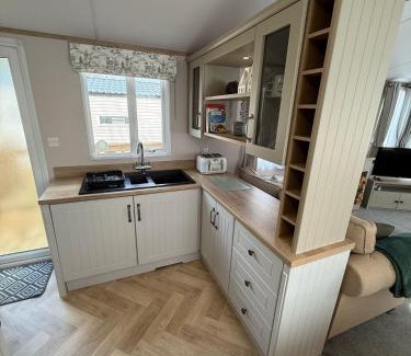 Malton House | Cuckoo Lodge with Hot Tub at Brickyard Lakes