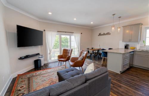 Lakewood House | Cumberland Emerald - Walk to Dining