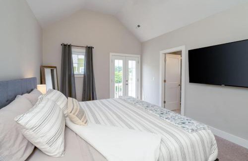 Lakewood House | Cumberland Emerald - Walk to Dining