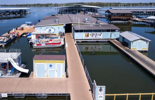 Lakewood House | Cumberland Emerald - Walk to Dining