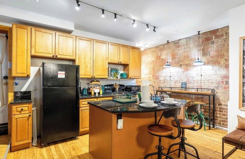 Cleveland Apartment | Curated 2BR in Cleveland’s coveted Cedar-Fairmount district—steps from Case Western, University Cir, museums/fine dining. Ideal for medical & business pros, families, students, or extended stay seeking style, comfort, & a walkable, upscale location.