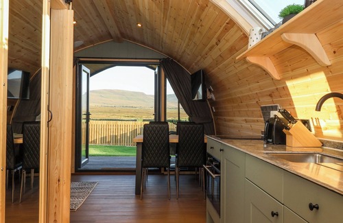 Yockenthwaite Cottage | CURLEW, family friendly, with hot tub in Ingleton