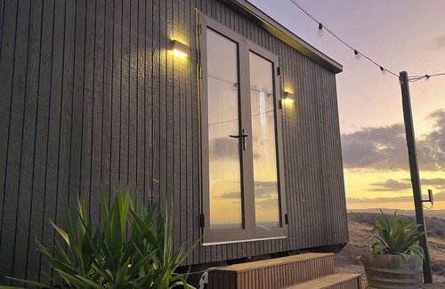 Carrickalinga Cabin | CURROLGA Tiny coastal house - "view to die for"