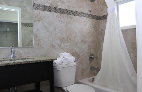 Hollywood Lakes Hotel | Curtis Inn & Suites