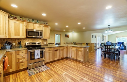 Custer House | Custer Connection | 5 Bed, 3 Bath