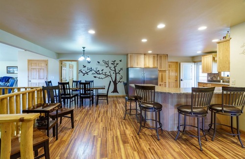 Custer House | Custer Connection | 5 Bed, 3 Bath