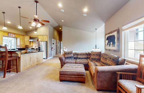 Mountain View Estates House | Custom-Built Woodland Home with 2 Living Rooms, Billiards & Foosball