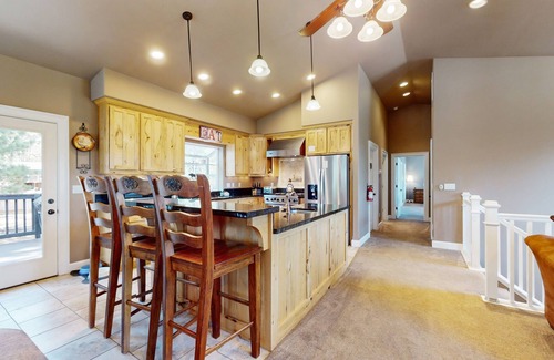 Mountain View Estates House | Custom-Built Woodland Home with 2 Living Rooms, Billiards & Foosball