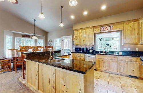 Mountain View Estates House | Custom-Built Woodland Home with 2 Living Rooms, Billiards & Foosball