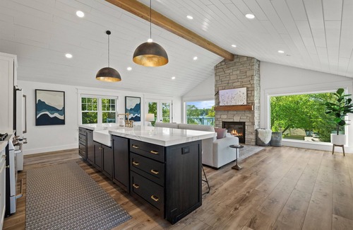Village of Pewaukee House | Custom Lake View Home Modern Touches Throughout & Cozy Fireplace 🍂 🍁