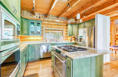 Union Cabin | Custom, log home on Alderbrook Golf Course with great deck