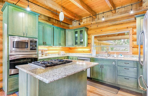 Union Cabin | Custom, log home on Alderbrook Golf Course with great deck