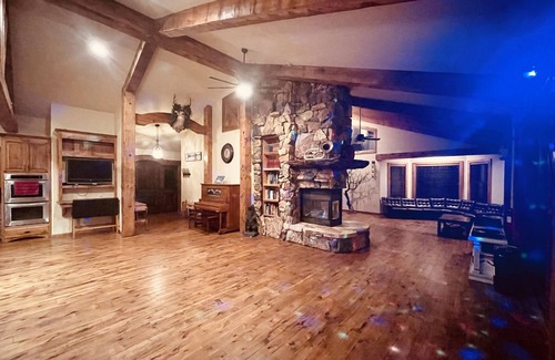 Big Bear City House | ❤️Custom Rustic Ranch in🐻Hot Tub🧖‍♀️Cold Tank🥶BBQ🍔Theatre📽Pool🎱Library📚Games🎯🏀♠️🎤Gym💪