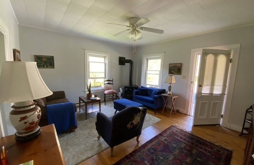 Town of White Creek Apartment | CUTE 1 BEDROOM APARTMENT WITHIN A FARM SETTING