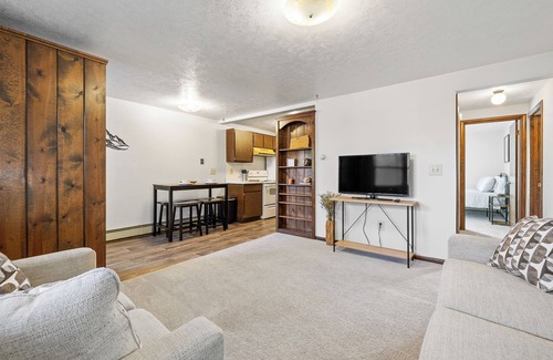 Rapid City Apartment | Cute 2-bedroom apartment in Rapid City close to parks and stores