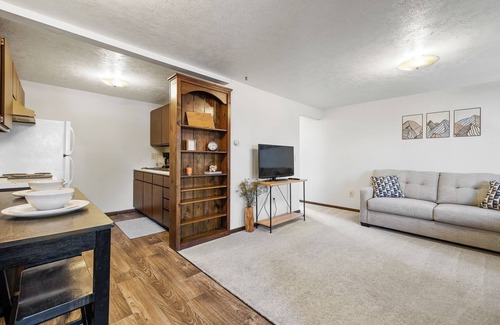 Rapid City Apartment | Cute 2-bedroom apartment in Rapid City close to parks and stores