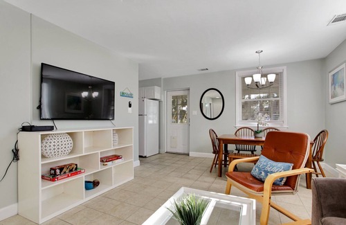 Tybee Island House | Cute 2br/2ba Lighthouse View Cottage ~Walk to the beach